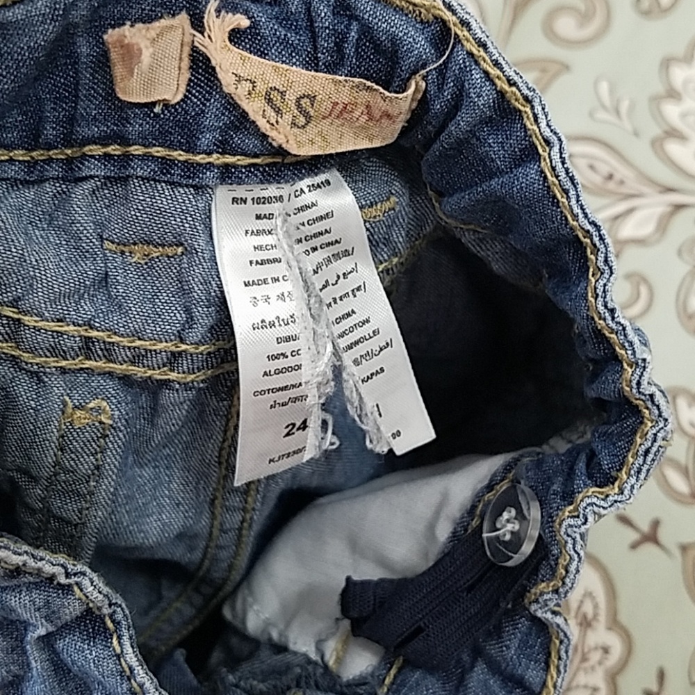 Boys Guess shorts 2T& 24m - Picture 8 of 8